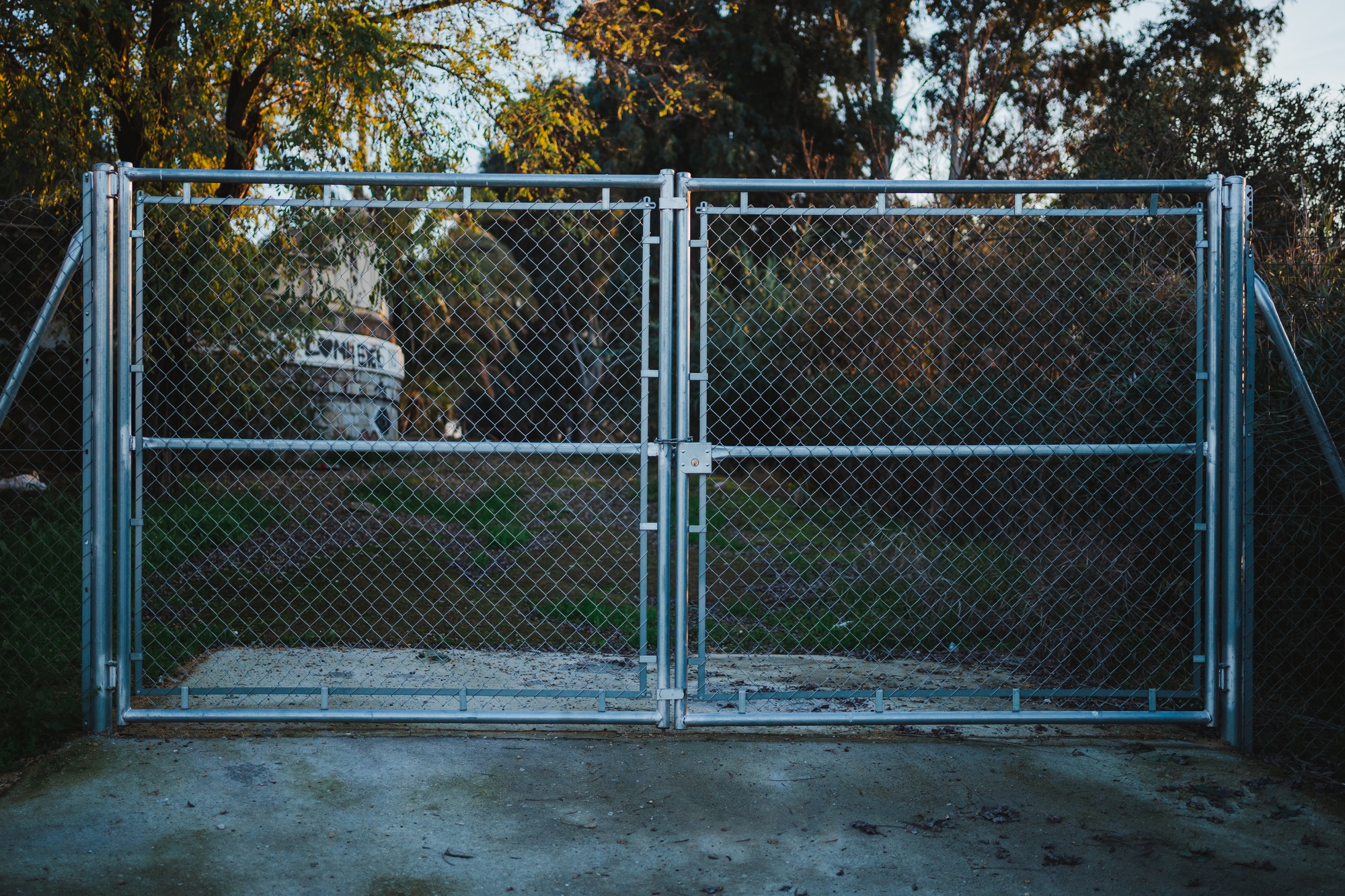 Metallic chain link fence gate